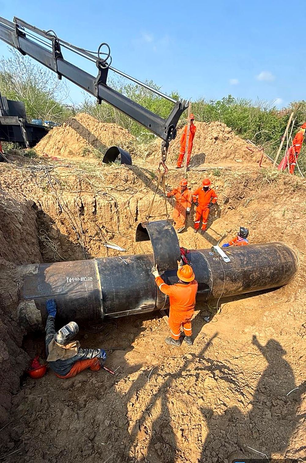 Grúa realizando una maniobra de izaje de tubería, Medellín, Veracruz