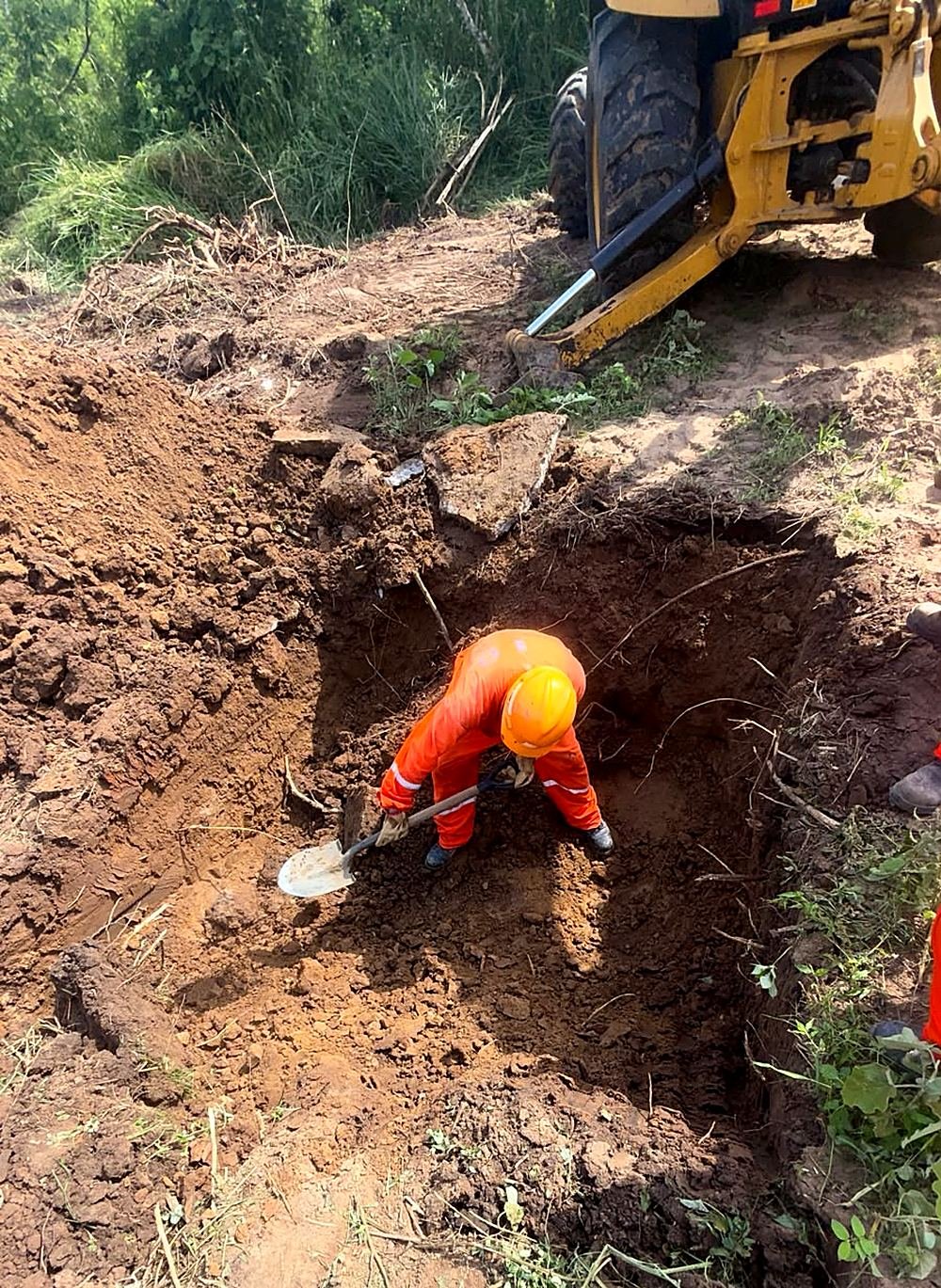 Excavación de zanja con maquinaria para obra civil