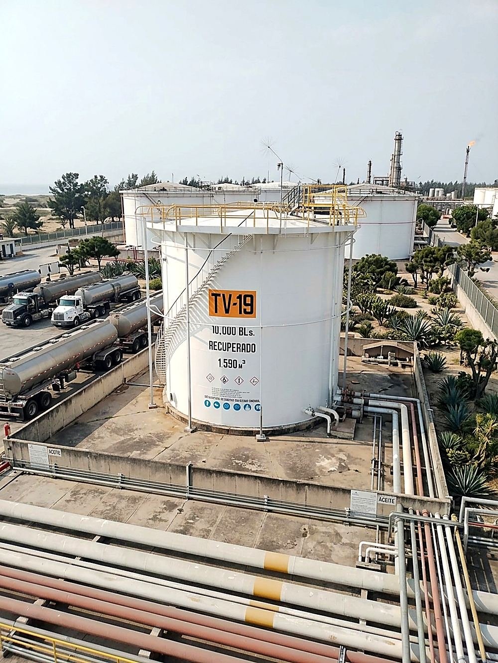Tanque atmosférico de almacenamiento tipo PEMEX en instalación industrial